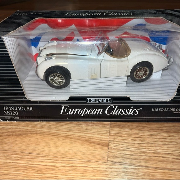 1/18 Ertl European Classics White 1948 Jaguar XK120 - Picture 2 of 13